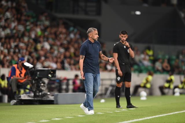 Rui Borges dividiu o empate do Sporting frente ao Arouca (2-2) em dois momentos distintos, separados pela expulsão de Debast. Foto: Sérgio Miguel Santos