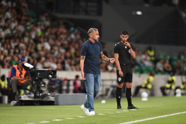 Rui Borges dividiu o empate do Sporting frente ao Arouca (2-2) em dois momentos distintos, separados pela expulsão de Debast. Foto: Sérgio Miguel Santos