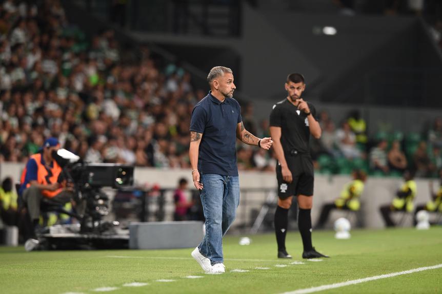 Rui Borges dividiu o empate do Sporting frente ao Arouca (2-2) em dois momentos distintos, separados pela expulsão de Debast. Foto: Sérgio Miguel Santos