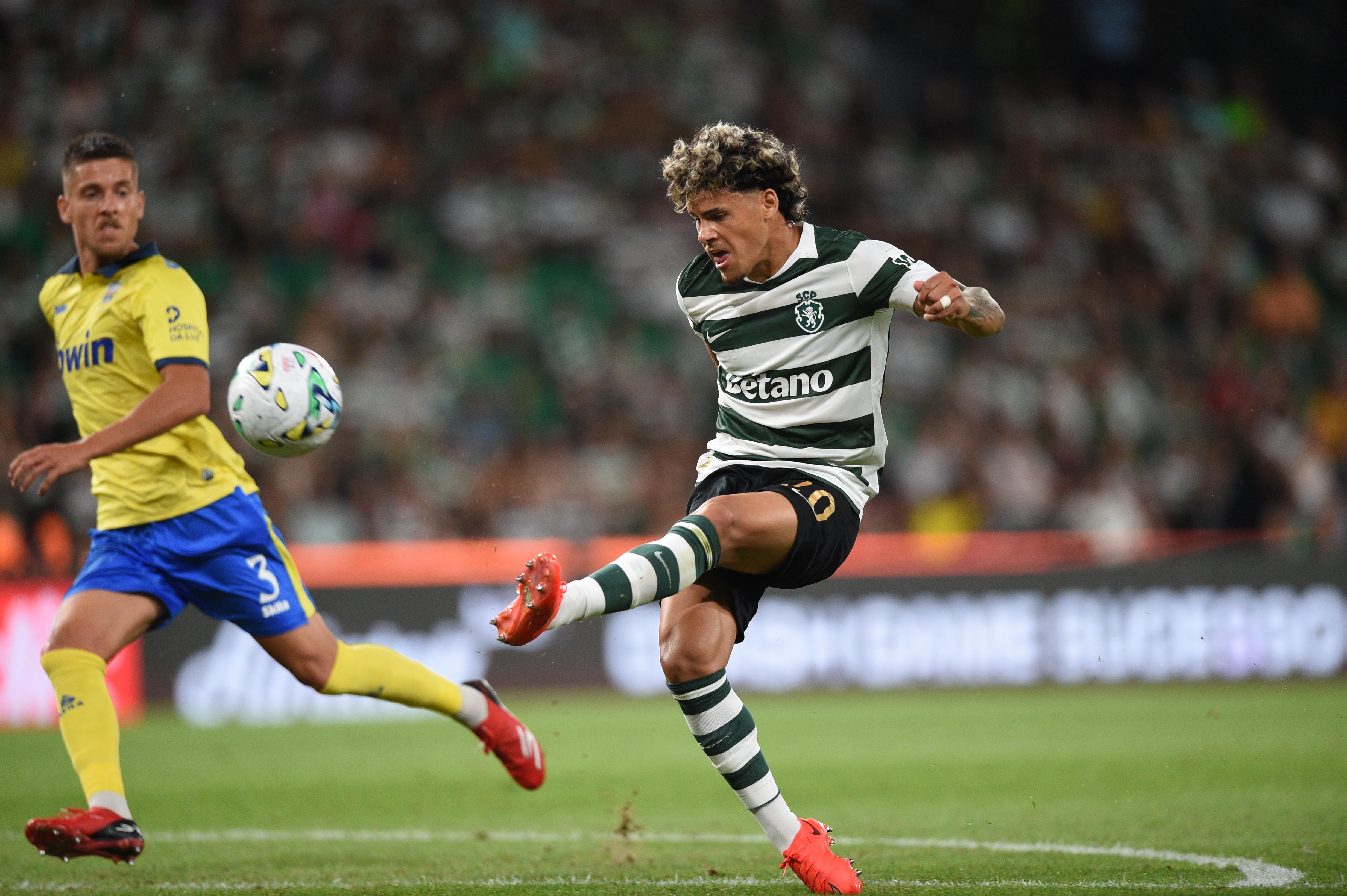 Maxi Araújo tentou o chapéu e falhou por pouco no Sporting-Arouca - Foto: Sérgio Miguel Santos