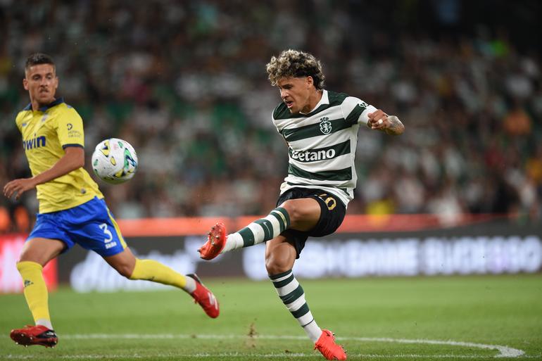 Maxi Araújo tentou o chapéu e falhou por pouco no Sporting-Arouca - Foto: Sérgio Miguel Santos