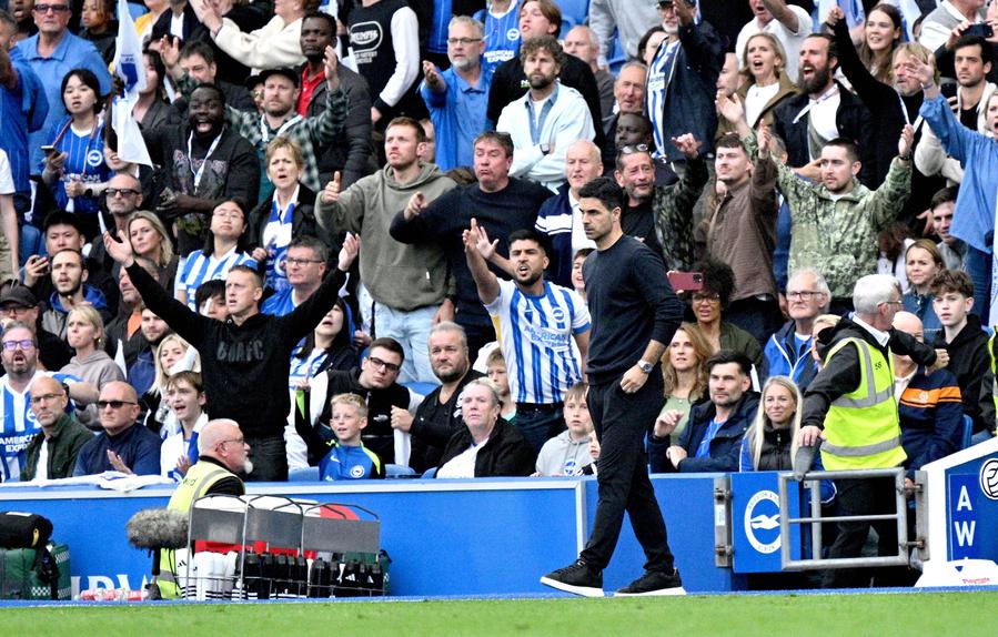 Mikel Arteta irritado com derrota do Arsenal em Brighton. Foto IMAGO