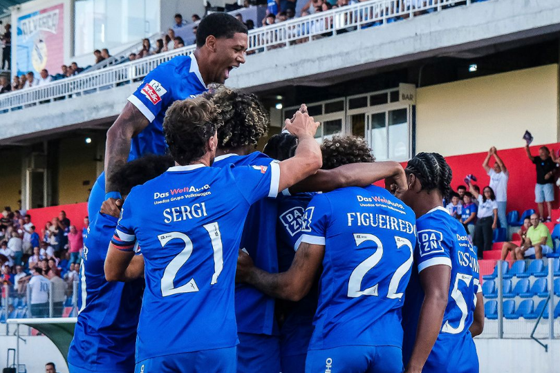 Festa dos jogadores do Alverca na sequência do golo de Dawda Camara, que selou o triunfo frente ao Rio Ave — Foto: Liga