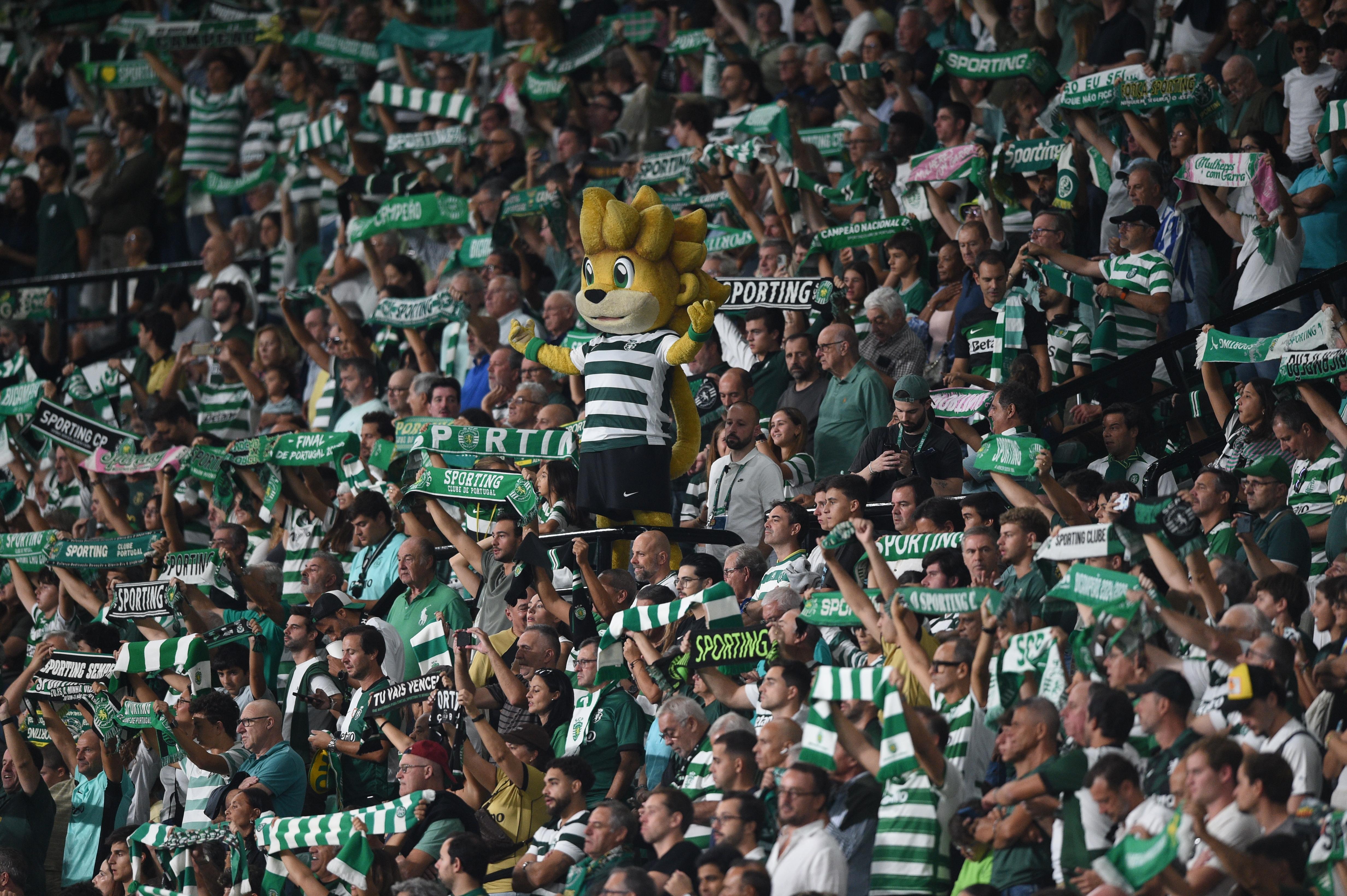 Adeptos leoninos e o Jubas no Sporting-Arouca - Foto: Sérgio Miguel Santos