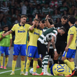 Rukavina está no chão e Debast pede desculpa (SÉRGIO SANTOS)