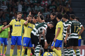Rukavina está no chão e Debast pede desculpa (SÉRGIO SANTOS)