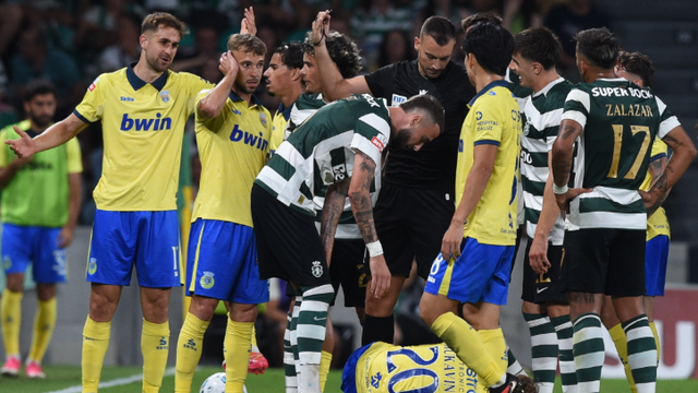 Rukavina está no chão e Debast pede desculpa (SÉRGIO SANTOS)