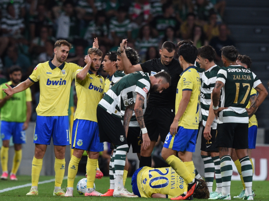 Rukavina está no chão e Debast pede desculpa (SÉRGIO SANTOS)