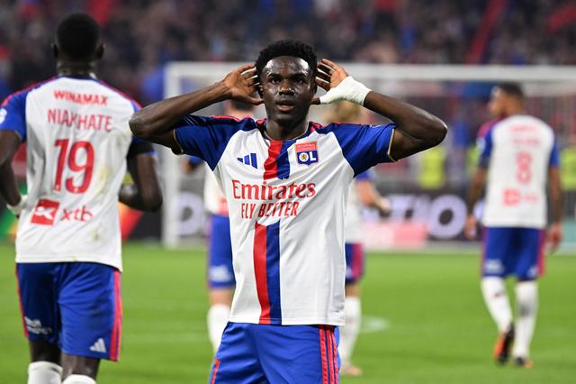 Nuamah bisou pelo Lyon de Paulo Fonseca
