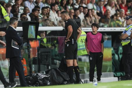David Silva, árbitro da AF Porto, no monitor do VAR no Sporting-Arouca (Miguel A. Lopes/LUSA)