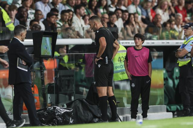 David Silva, árbitro da AF Porto, no monitor do VAR no Sporting-Arouca (Miguel A. Lopes/LUSA)