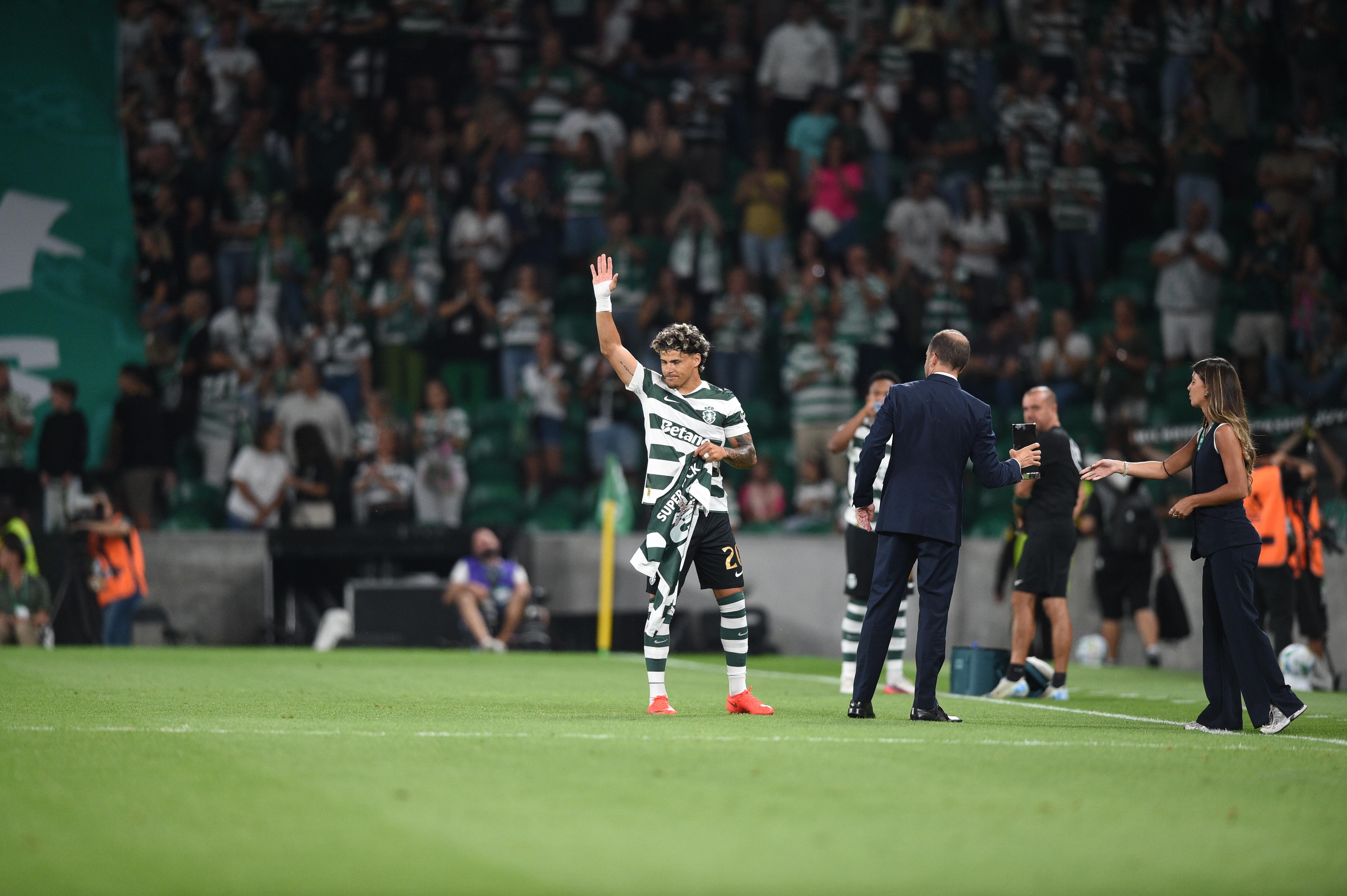 Maxi Araújo a ser homenageado pelos 100 jogos de leão ao peito antes do Sporting-Arouca - Foto: Sérgio Miguel Santos