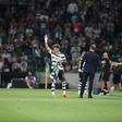 Maxi Araújo a ser homenageado pelos 100 jogos de leão ao peito antes do Sporting-Arouca - Foto: Sérgio Miguel Santos