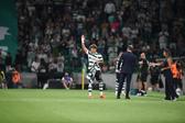 Maxi Araújo a ser homenageado pelos 100 jogos de leão ao peito antes do Sporting-Arouca - Foto: Sérgio Miguel Santos