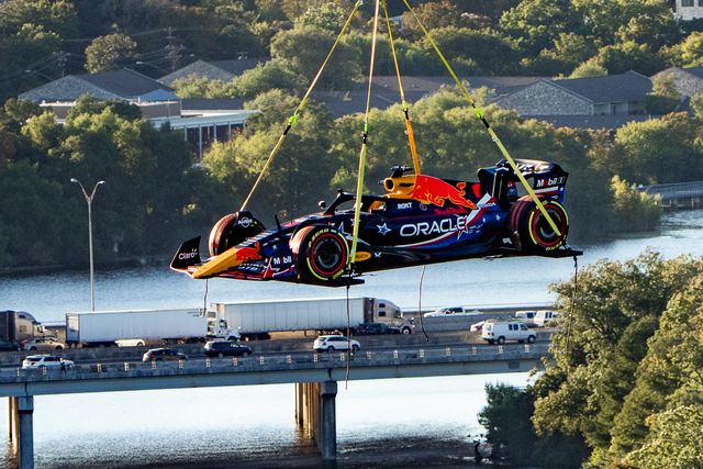 RB19 sobrevoa os céus de Austin para revelar a nova pintura (vídeo)