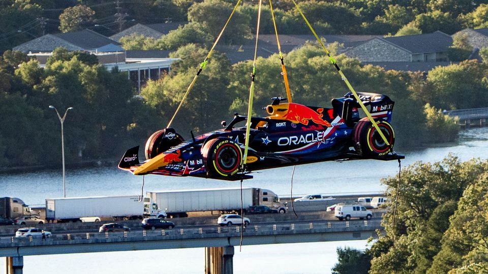 RB19 sobrevoa os céus de Austin para revelar a nova pintura (vídeo)