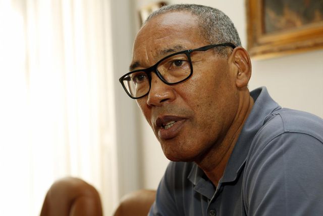 Brian Deane define Shéu Han numa palavra: «Lenda»