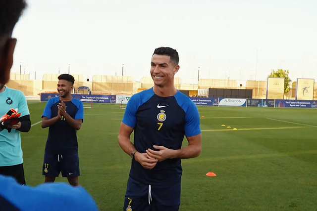 VÍDEO: Ronaldo chegou aos 40 golos e colegas do Al Nassr fizeram-lhe uma surpresa