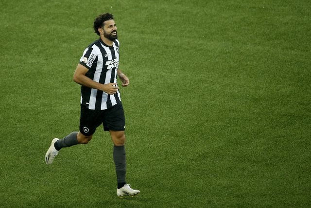 Diego Costa suspenso por um jogo por críticas à arbitragem