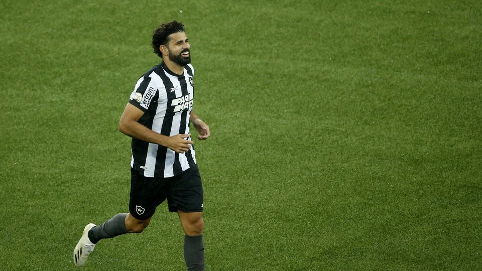 Diego Costa suspenso por um jogo por críticas à arbitragem