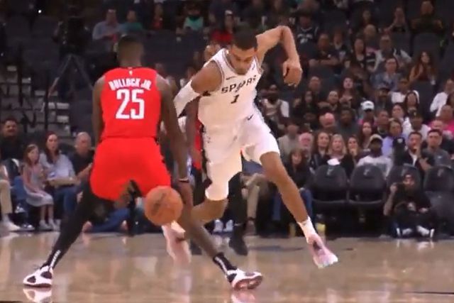 Um túnel raramente visto e uma assistência incrível debaixo do cesto: Wembanyama a conquistar a NBA