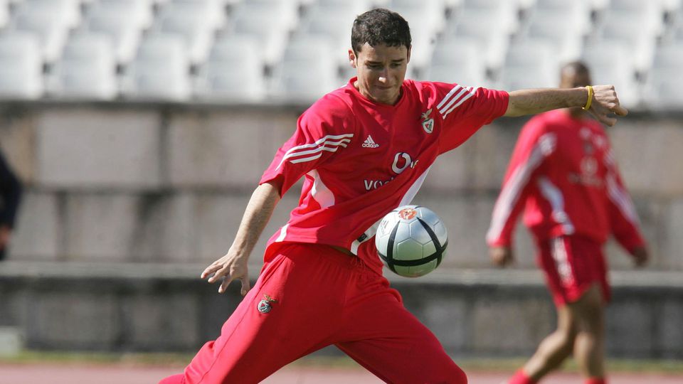 Ex-Benfica e o tumor cerebral: «Tive muitos duelos aéreos e levei tantas pancadas na cabeça…»