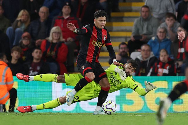 Expulsão de Saliba precipita primeira derrota do Arsenal na Premier League