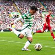 Reo Hatate faz um cruzamento no Celtic-Aberdeen