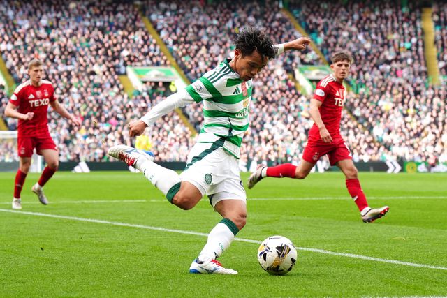 Reo Hatate faz um cruzamento no Celtic-Aberdeen