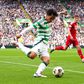 Reo Hatate faz um cruzamento no Celtic-Aberdeen