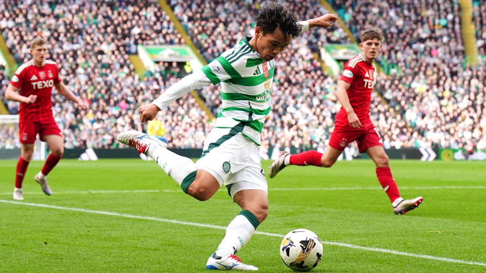 Reo Hatate faz um cruzamento no Celtic-Aberdeen