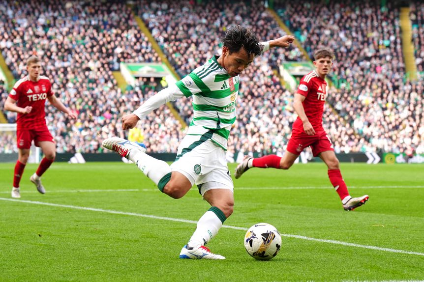 Reo Hatate faz um cruzamento no Celtic-Aberdeen