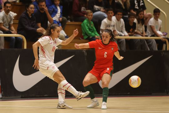 Seleção feminina perde duelo ibérico