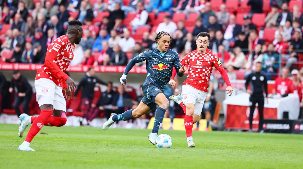 Xavi Simons em ação no Mainz-Leipzig da Bundesliga
