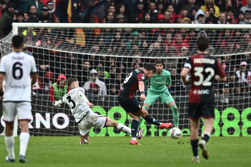 Andrea Pinamonti bisou frente ao Bolonha