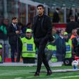 Milan de Paulo Fonseca sobrevive a susto e vence com menos um durante uma hora