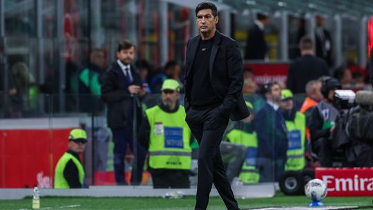 Milan de Paulo Fonseca sobrevive a susto e vence com menos um durante uma hora