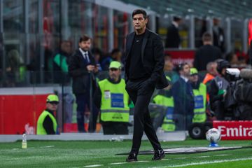 Milan de Paulo Fonseca sobrevive a susto e vence com menos um durante uma hora