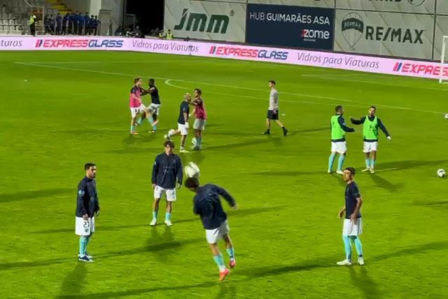Jogadores do Pevidém aquecem antes do embate contra o Benfica