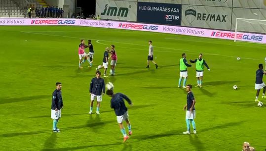 Jogadores do Pevidém aquecem antes do embate contra o Benfica