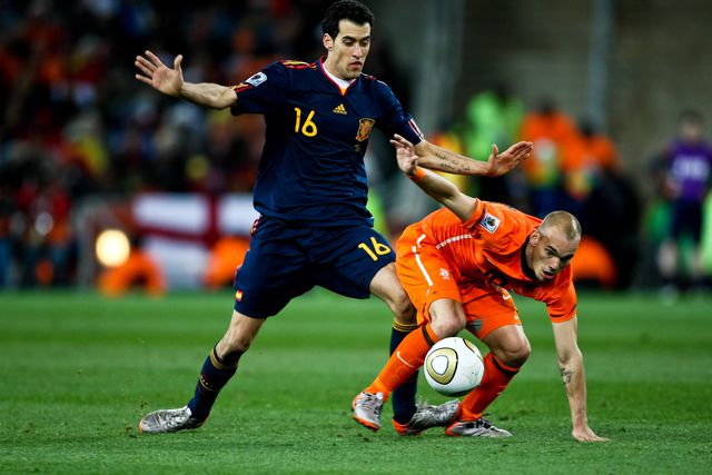 Sneijder arrasa Busquets: «Um bebé chorão»