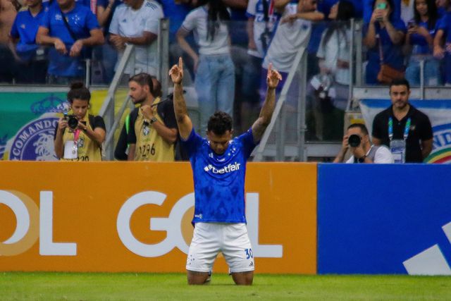 Vídeo: ex-Sporting e ex-FC Porto combinam em grande golo do Cruzeiro