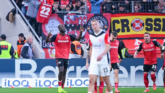 Campeão Leverkusen sofre mas vence em jogo de redenções