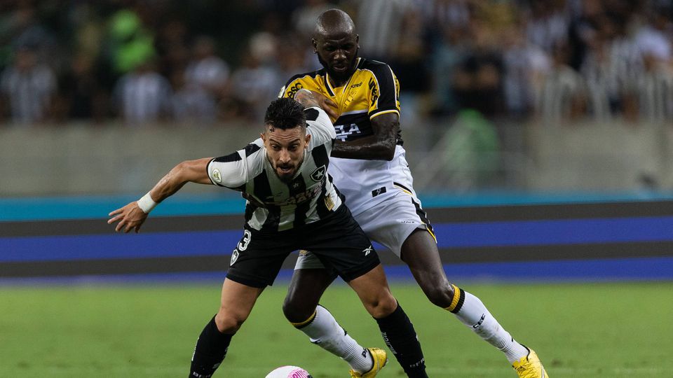 Alex Telles no Botafogo-Criciuma