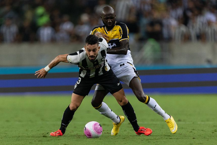 Alex Telles no Botafogo-Criciuma
