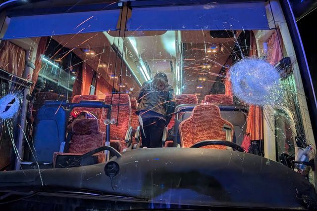 Assim ficou o vidro frontal do autocarro