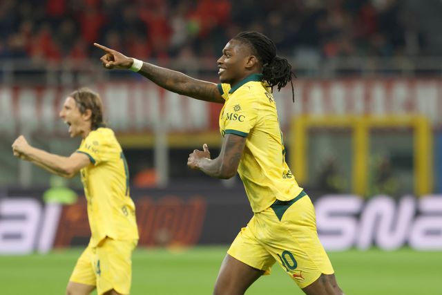 Rafael Leão a celebrar o bis do Milan à Fiorentina