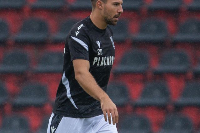 V. Guimarães impõe a lei do mais forte e elimina U. Lamas