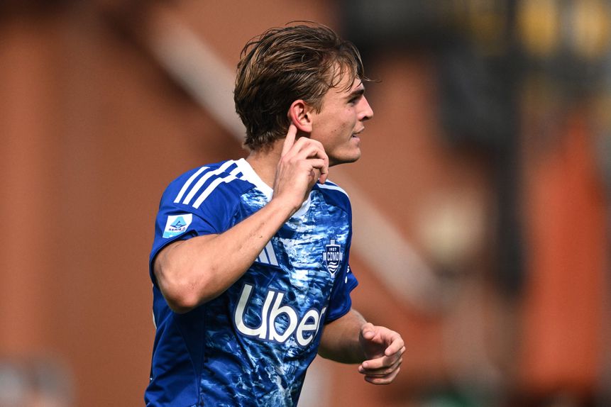 Nico Paz festeja o golo que marcou na vitória do Como diante da Juventus