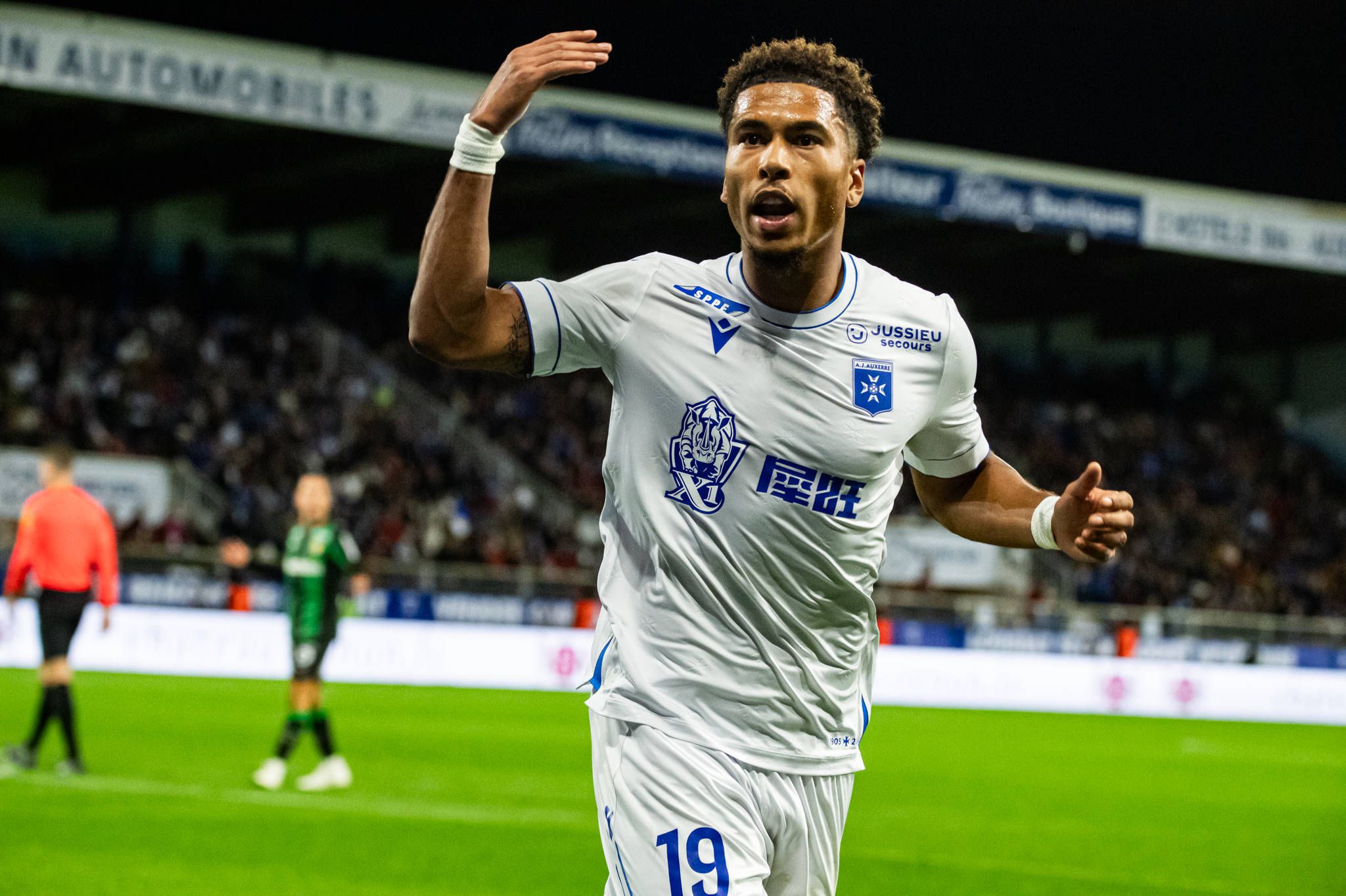 Danny Namaso (Auxerre): dois golos em 20 jogos.. Cláusula de opção de compra de €5,5M passará a obrigatória caso o Auxerre se mantenha na Ligue 1 e o habitual titular jogue 60% dos minutos nesse trajeto